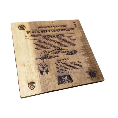 Grabado de placa de reconocimiento en madera